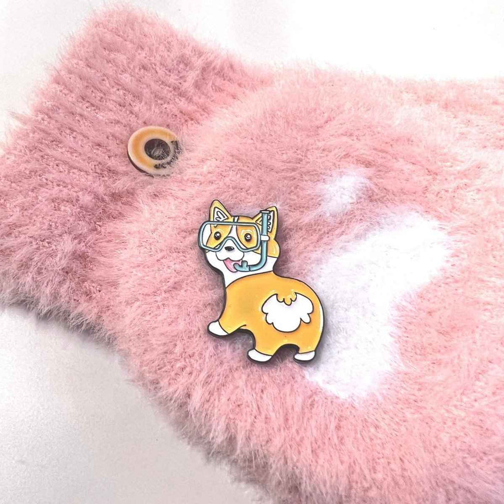 Fun Corgi Enamel Pin with Diving Goggles – Perfect for Bags & Hats