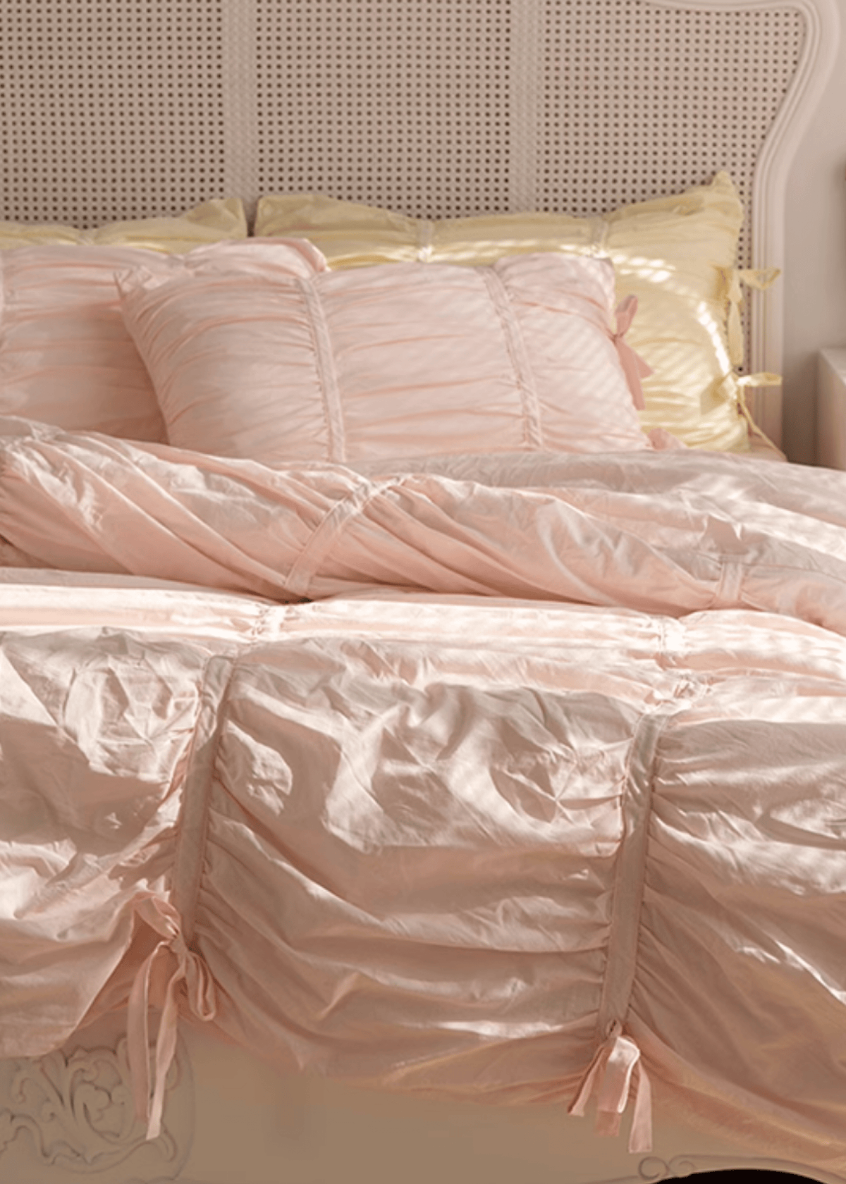 Coquette Ruffle Bedding Set with Ties / Pink