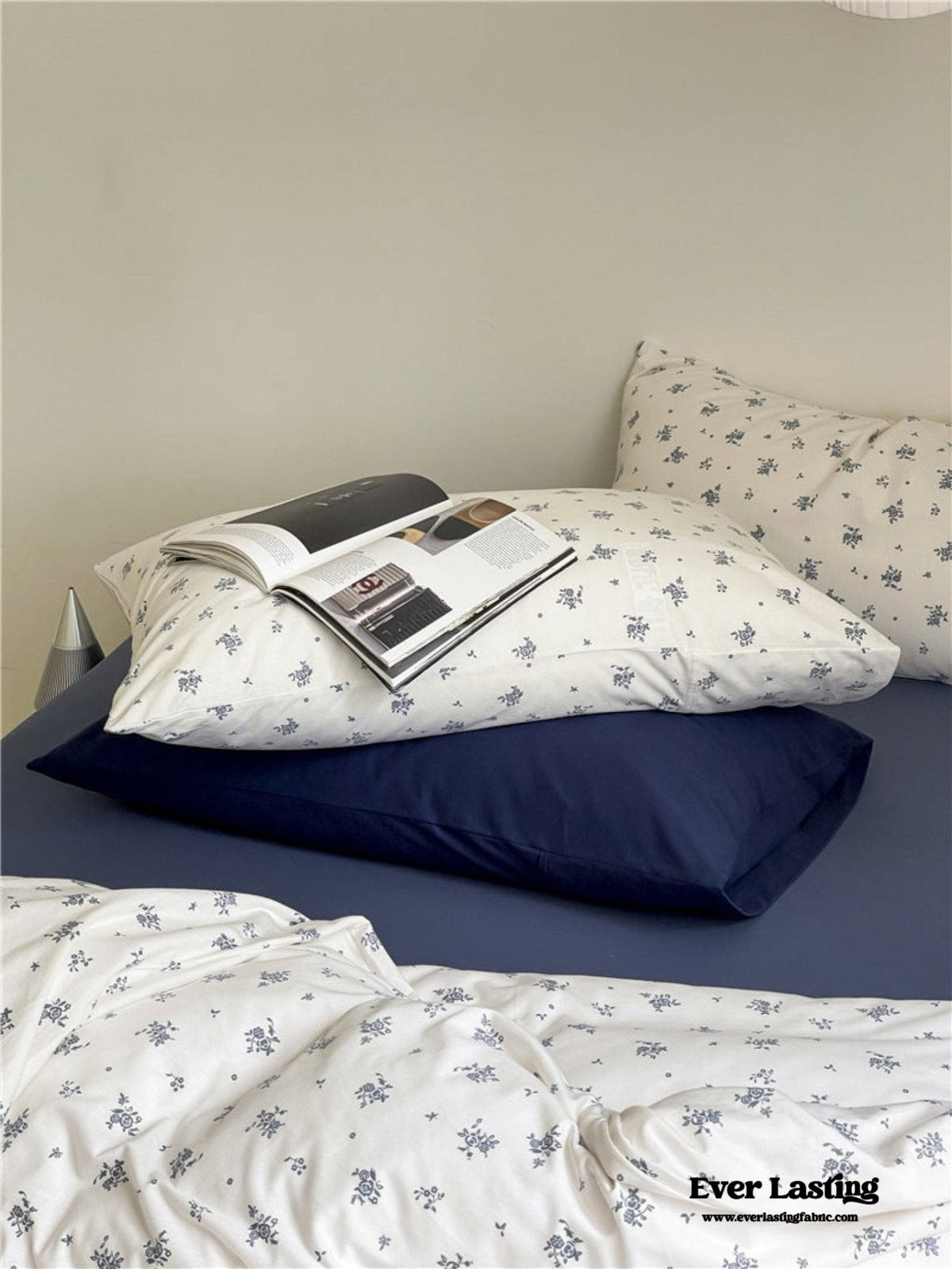 Jersey Knit Cotton Floral Bedding Set / White + Dark Blue