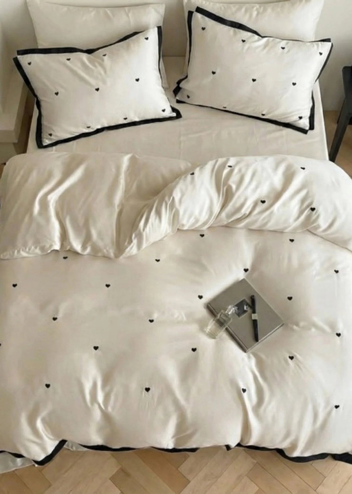 Silky Black Heart White Bedding Set / White + Black